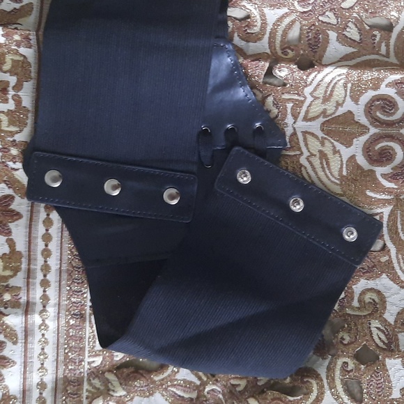 Black corset with flowers red - Picture 3 of 4